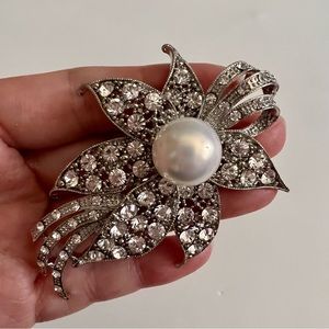 Flower pearl and rhinestone brooch